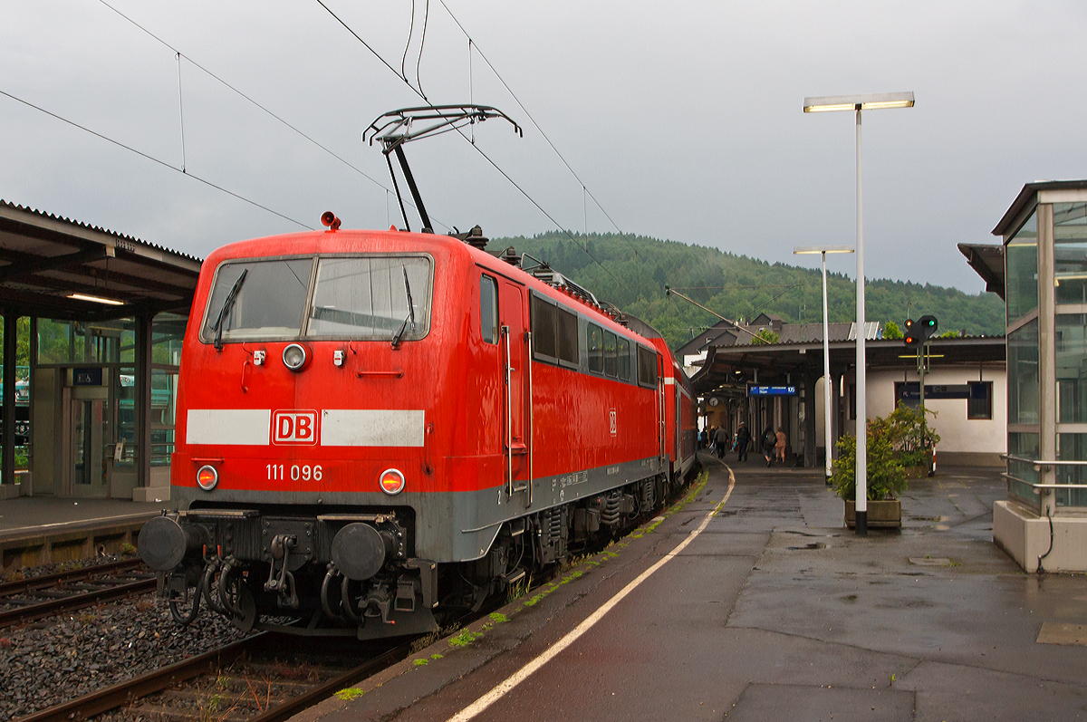 
Eigentlich kommt der RE 9 (wenn Lokbespannt) von Köln Lokvoraus nach Betzdorf (Sieg)....
Die 111 096-4 der DB Regio NRW schiebt am 11.06.2014 den RE 9  Rhein-Sieg-Express  (Aachen-Köln-Siegen) in den Bahnhof Betzdorf/Sieg.

Die Lok wurde 1978 bei Krupp unter der Fabriknummer 5433 gebaut, der elektrische Teil bei AEG unter der Fabriknummer 8975. 
Seit 2007 hat sie die NVR-Nummer 91 80 6111 096-4 D-DB und die EBA-Nummer  EBA 01C20A 096.