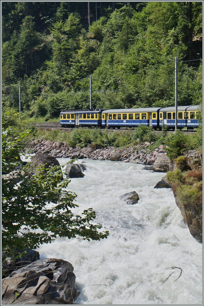 Eigentlich nicht meine Art, Züge so von inten zu fotografieren, doch hier, im engen Tal der  Weissen Lütschine  zwischen Wildersdwill und Sandweid passt es. 
6. August 2015