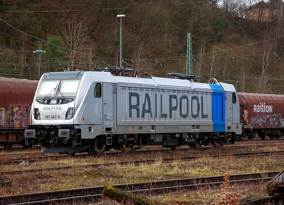 Eigentlich noch sehr neu, Baujahr 2020/2021 und schon mit Spuren vom Einsatz (nicht mehr ganz sauber)......
Die RAILPOOL 187 347-0 (91 80 6187 347-0 D-Rpool), eine Bombardier TRAXX F140 AC3 LM, ist am 21.01.2020, im Rbf Betzdorf (Sieg) abgestellt.

Die TRAXX F140 AC3 LM wurde 2020/2021 von Bombardier in Kassel gebaut. Nach meiner Sichtung hat die Lok die Zulassung für Deutschland, Österreich und Rumänien. Für Ungarn ist die Zulassung noch nicht erteilt (H ist noch durchgestrichen).