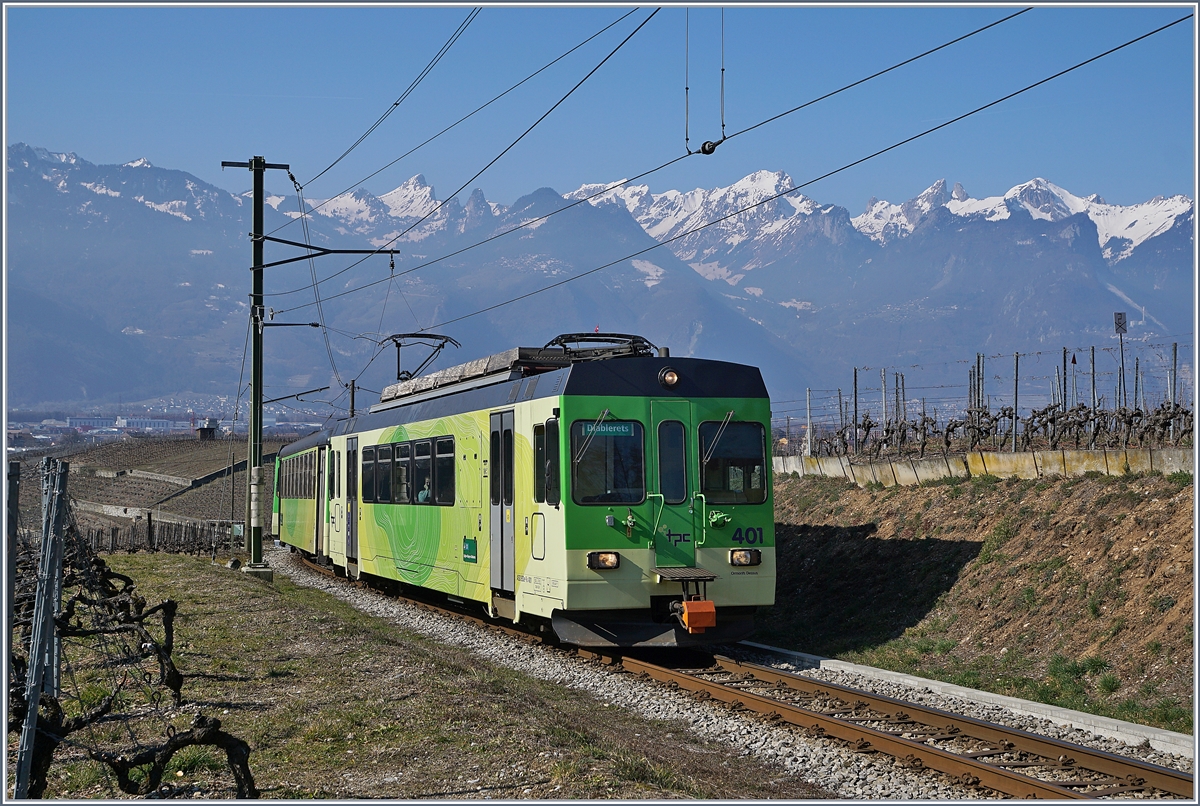 Eigentlich recht gut im Bild verdeckt der ASD BDe 4/4 401 in den Rebbergen oberhalb von Aigle den Bild auf das Schloss von Aigle...

23.Feb 2019