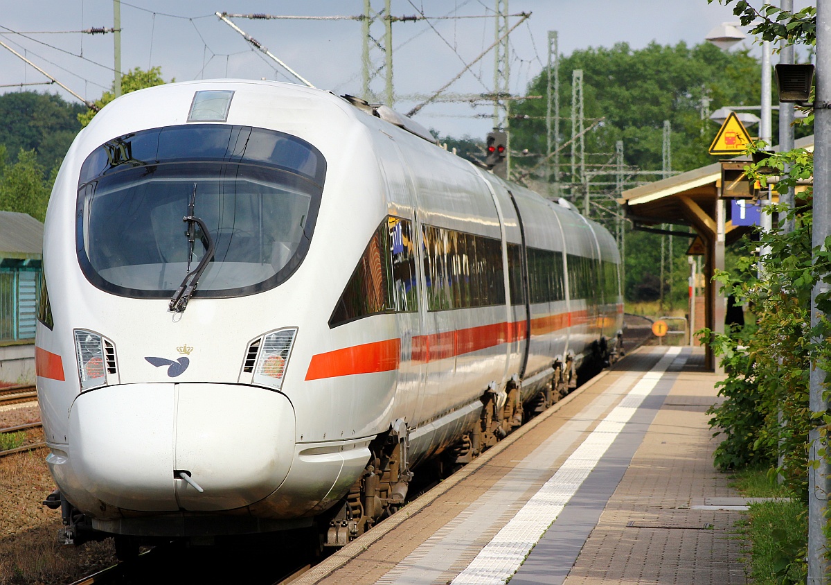 Eigentlich sind die ICE's die ersten Umleiter seit gestern...statt 11:02h jetzt um 09.42h und dann nur bis Flensburg unterwegs der ICE-(T)D Tz 5504 dessen Fahrauftrag am 16.01.16 endet sollte er keine neue HU bekommen, hier steht er kurz vor seiner Abfahrt in Schleswig. 13.07.2015