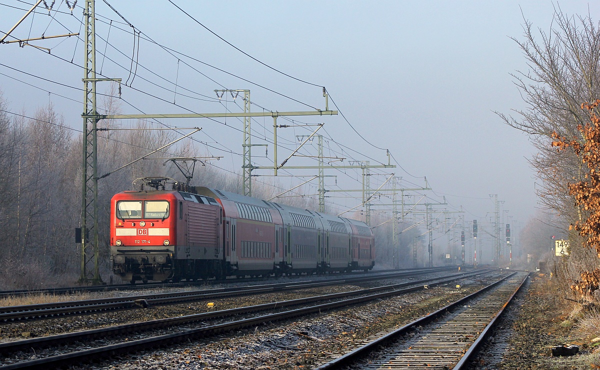 Eigentlich sollte es nach Husum gehen aber wegen enormer Glätte und starkem Nebel blieb ich lieber in Jübek...NAH.SH 6112 171-4 mit dem RE7 nach Hamburg kurz vor dem Halt in Jübek. 03.12.2016