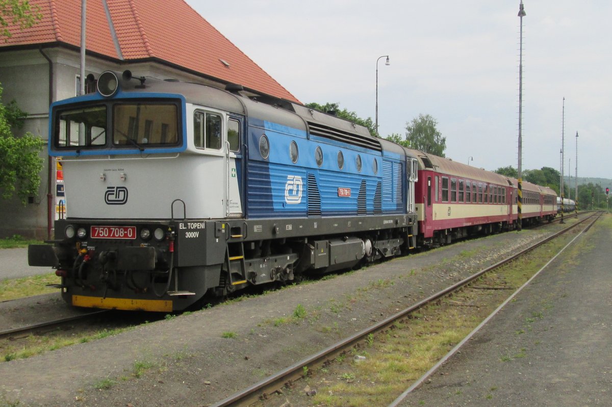 Eilzug mit 750 708 treft am 25 Mai 2015 in Rakovnik ein.