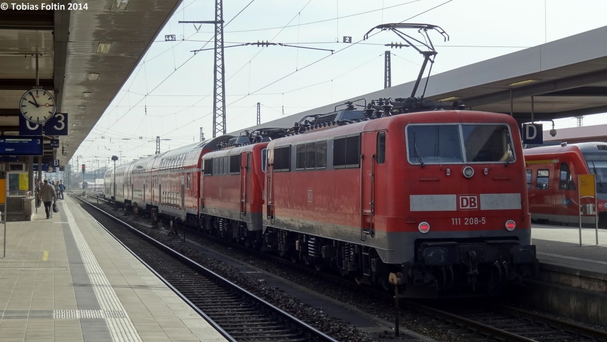 Ein 111er-Doppel ist soeben mit einem Doppelstockwagen-Wendezug in N�rnberg Hbf eingetroffen. 
Aufgenommen im April 2014.