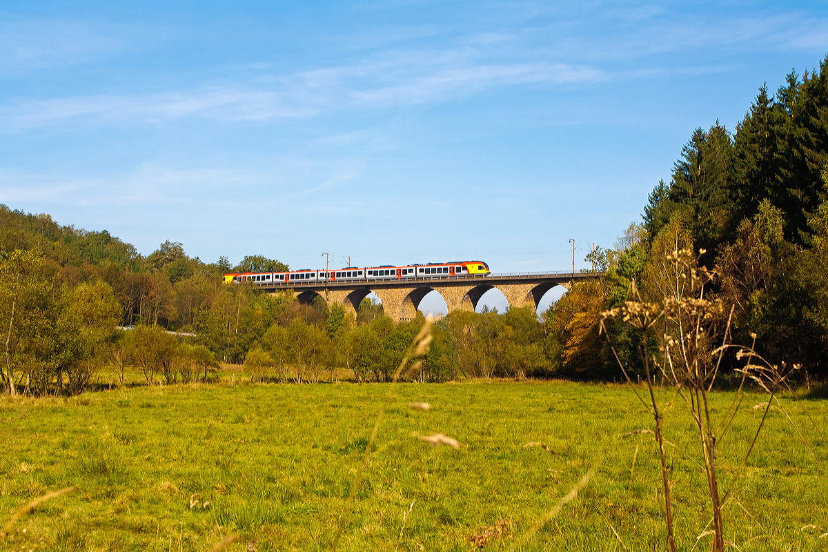 
Ein 5-teiliger Flirt der HLB (Hessischen Landesbahn) als RE 99 Main-Sieg-Express (Siegen-Gieen-Frankfurt am Main), fhrt am 02.10.2014 ber den Rudersdorfer Viadukt in Richtung Frankfurt am Main. 