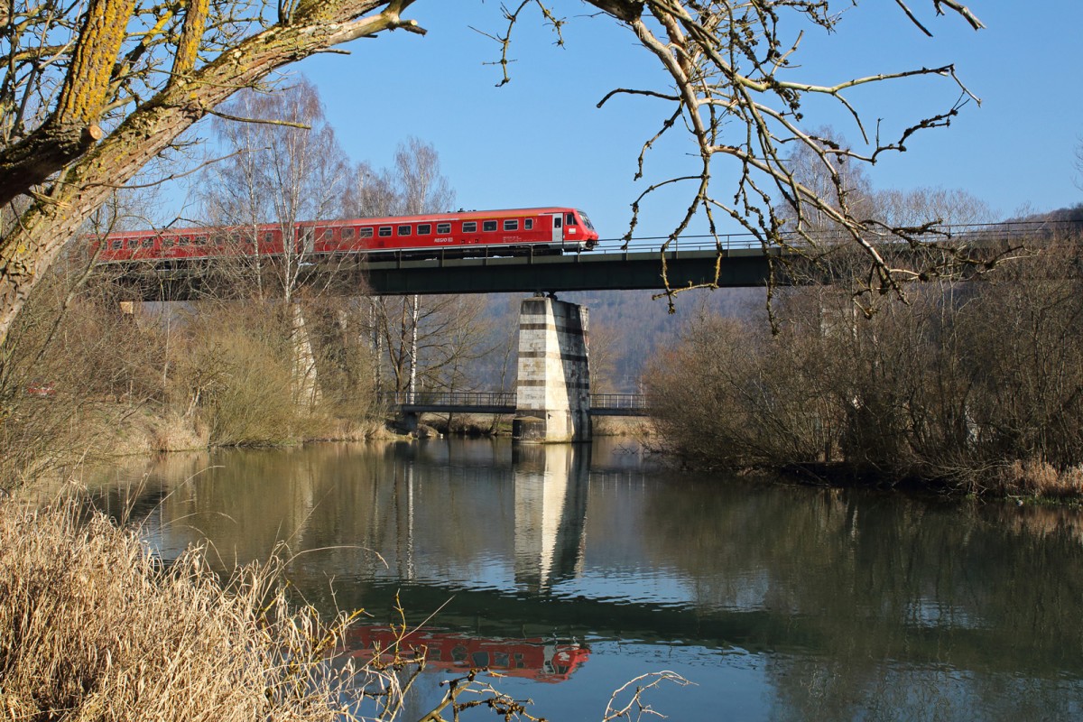 Ein 611 überquert am 13.03.14 eine Eisenbahnbrücke über den Fluß  Blau  in Blaubeuren - daher auch ein Teil des Stadtnamens.