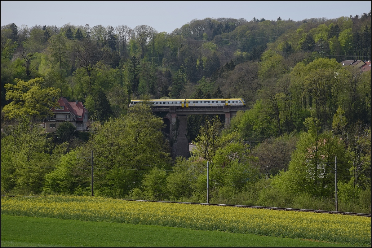 Ein 612 auf der Mhlbachbrcke bei Albert. Betrachtet aus der Schweiz. April 2019.