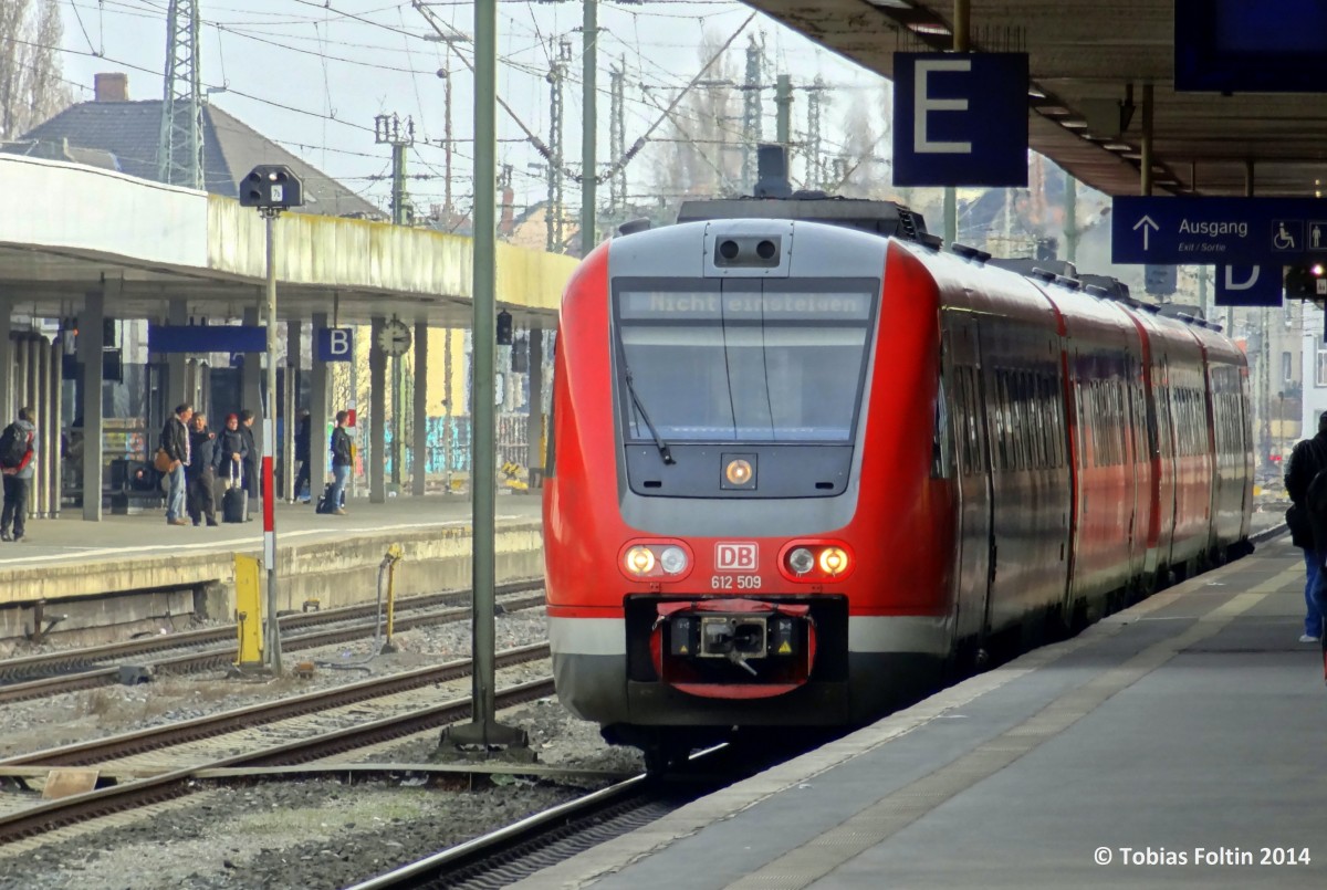 Ein 612-Doppel ist als RE aus Halle(Saale) soeben in Hannover Hbf eingetroffen.
Aufgenommen im M�rz 2014.