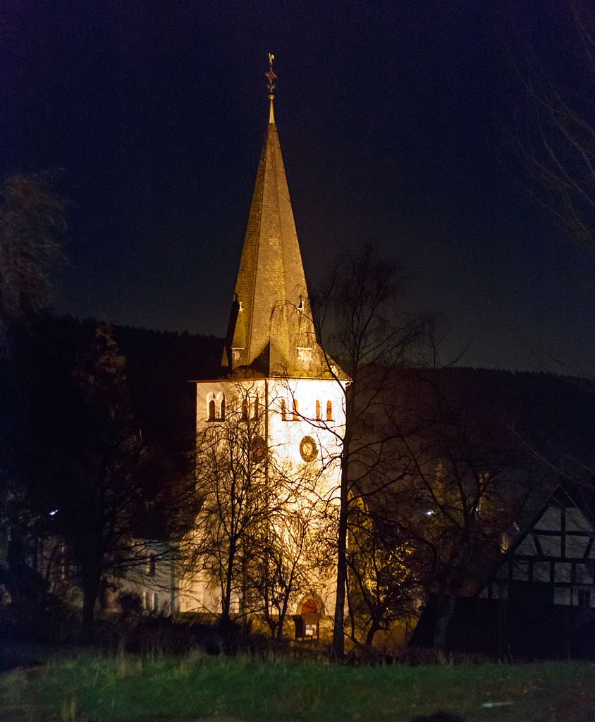 
Ein abendlicher Blick vom Achenbachweg auf die evangelische Kirche in Oberholzklau (gehört zu Freudenberg), Kreis Siegen-Wittgenstein, am 19.02.2015. 

Erbaut wurde die Kirche im 13 Jahrhundert und gehört mit zu den ältesten Kirchen des Siegerlandes. 

Aufnahme aus der Hand.