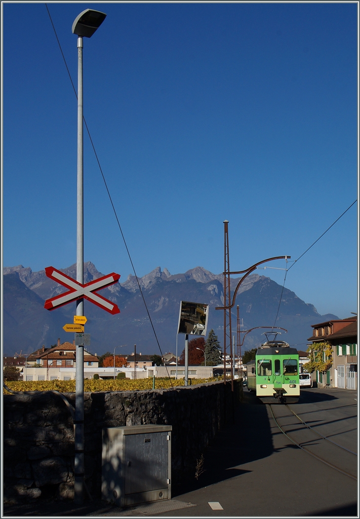 Ein ADS Regionalzug von Aigle nach Les Daiblerets als  Strassenbahn  zwischen Aigle und Aigle Dépôt. 
1. No.v 2015