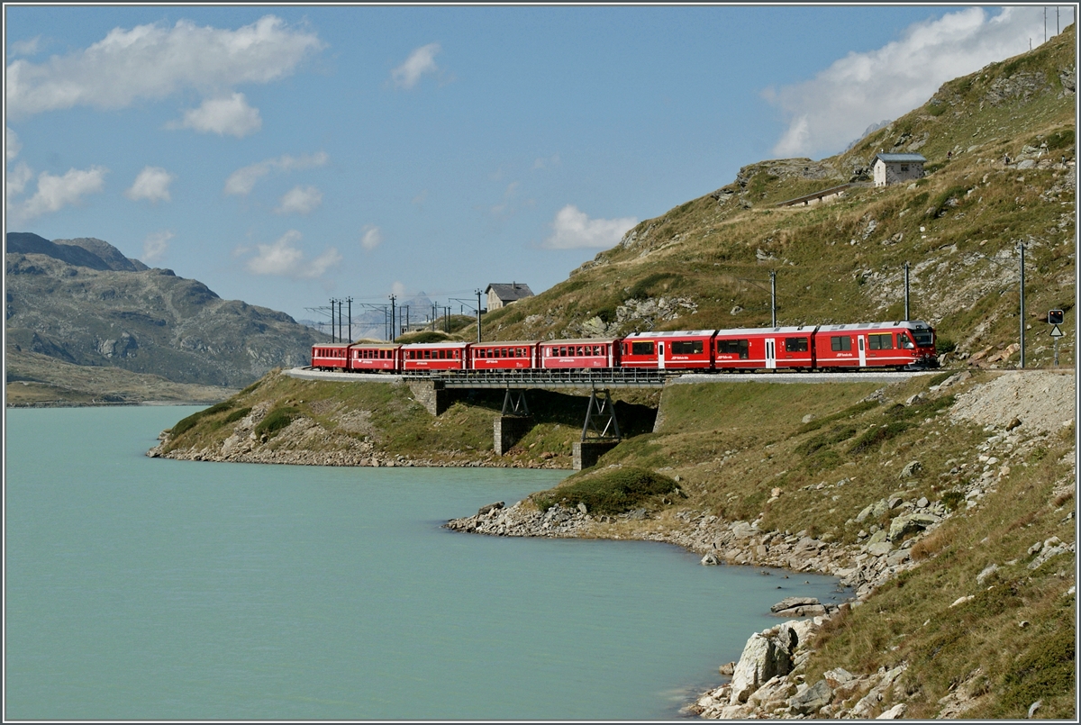 Ein Allegra Triebwagen zieht kurz nach Bernina Ospizio einen Regionalzug nach Tirano Alp Grüm entgegen.
10. Sept. 2014
