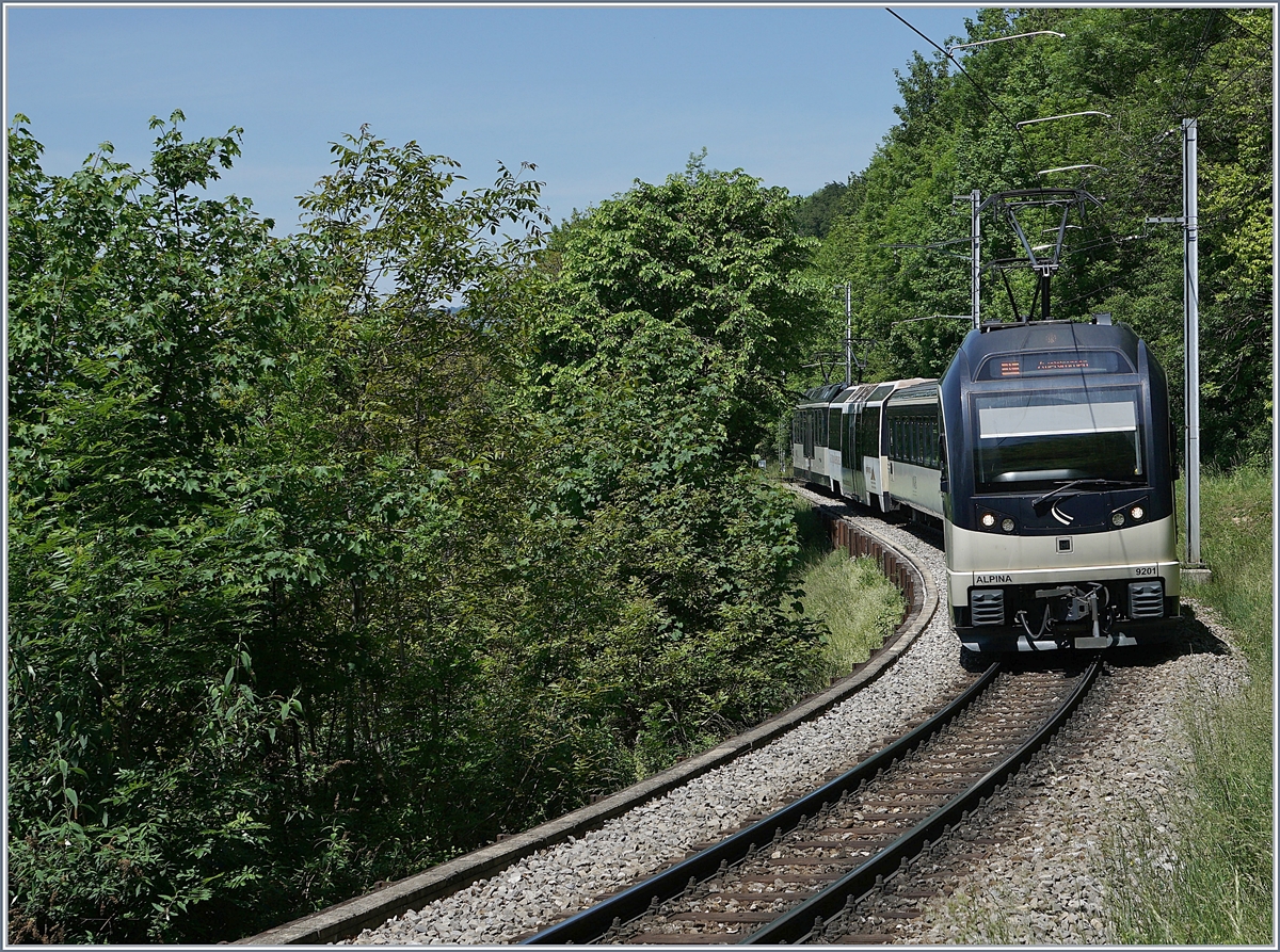 Ein von  Alpina  Treibwagen beförderter Regionazug von Montreux nach Zweisimmen erreicht in Kürze Sonzier. 

9. Mai 2020