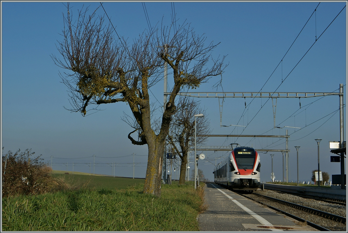 Ein als S2 verkehrender Flirt verlässt Arnex Richtung Vallorbe. 
31. Jan. 2014