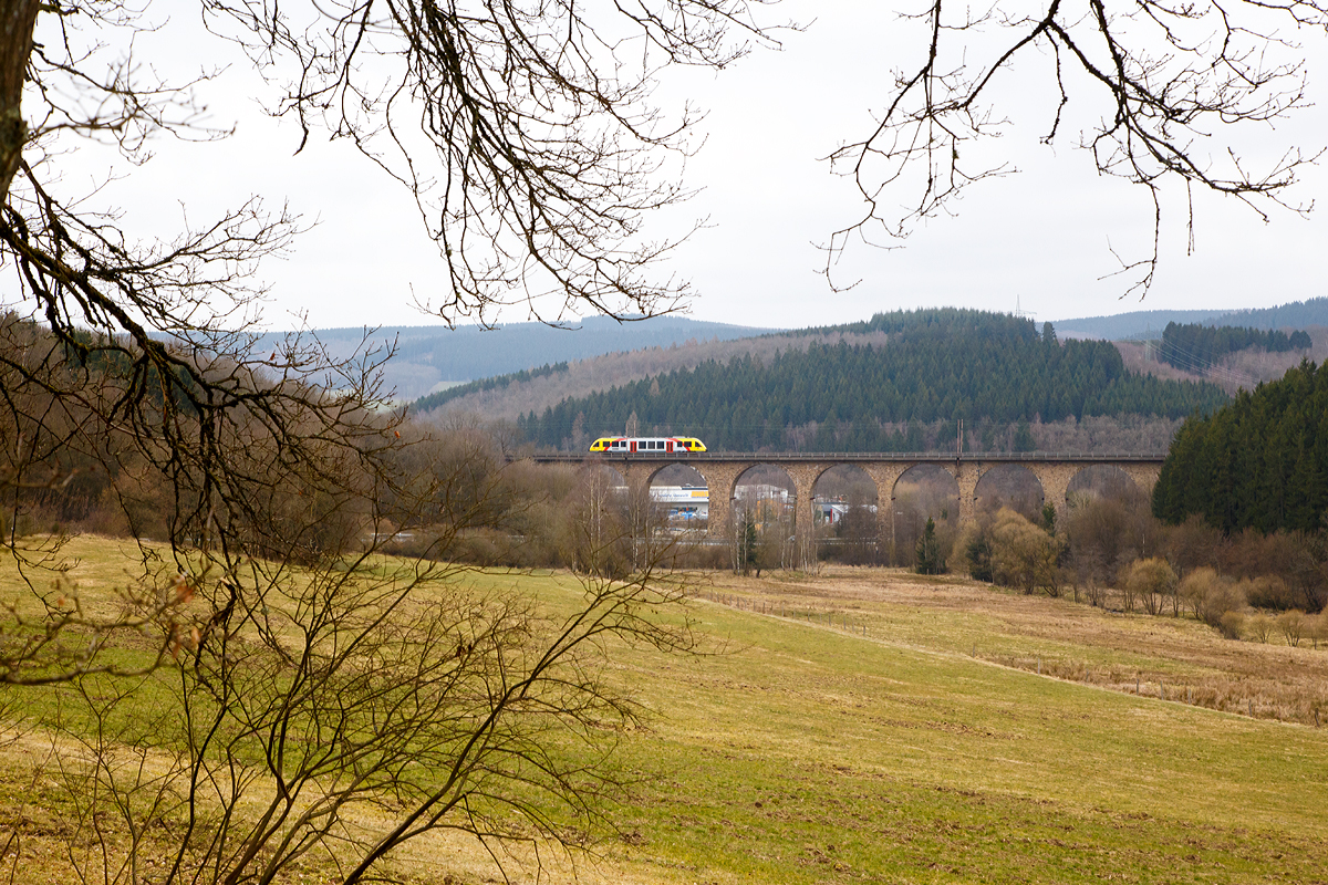 
Ein Alstom Coradia LINT 27 der HLB (Hessische Landesbahn) fährt als RB 95  Sieg-Dill-Bahn  Siegen - Dillenburg am 19.03.2016 über den Rudersdorfer Viadukt in Richtung Dillenburg. 

Hier an diese etwas höhere Fotostelle muss ich wohl noch mal bei besserem Licht hin...