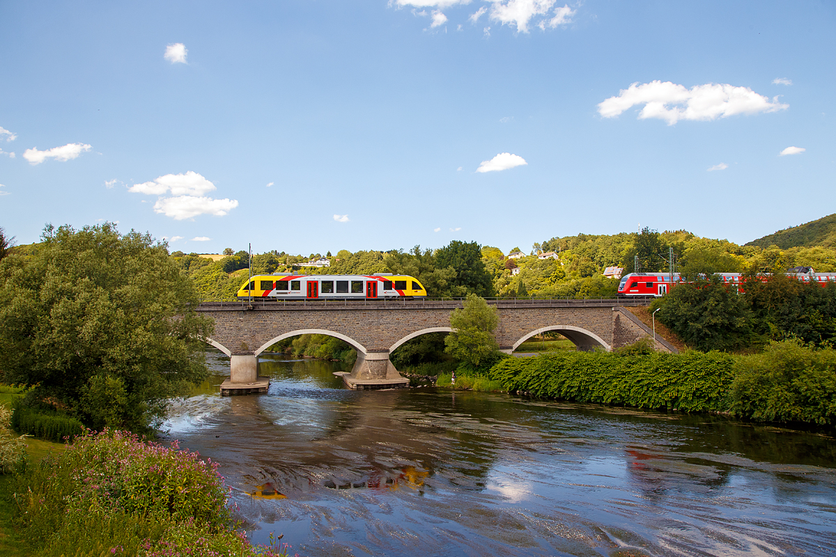 
Ein Alstom Coradia LINT 27 der HLB (Hessische Landesbahn), als RB90 Au(Sieg) - Betzdorf - Siegen, berquert am 15.07.2018 bei Frthen-Oppertsau die Sieg, whrend gerade der RE 9 bald Au (Sieg) erreicht.