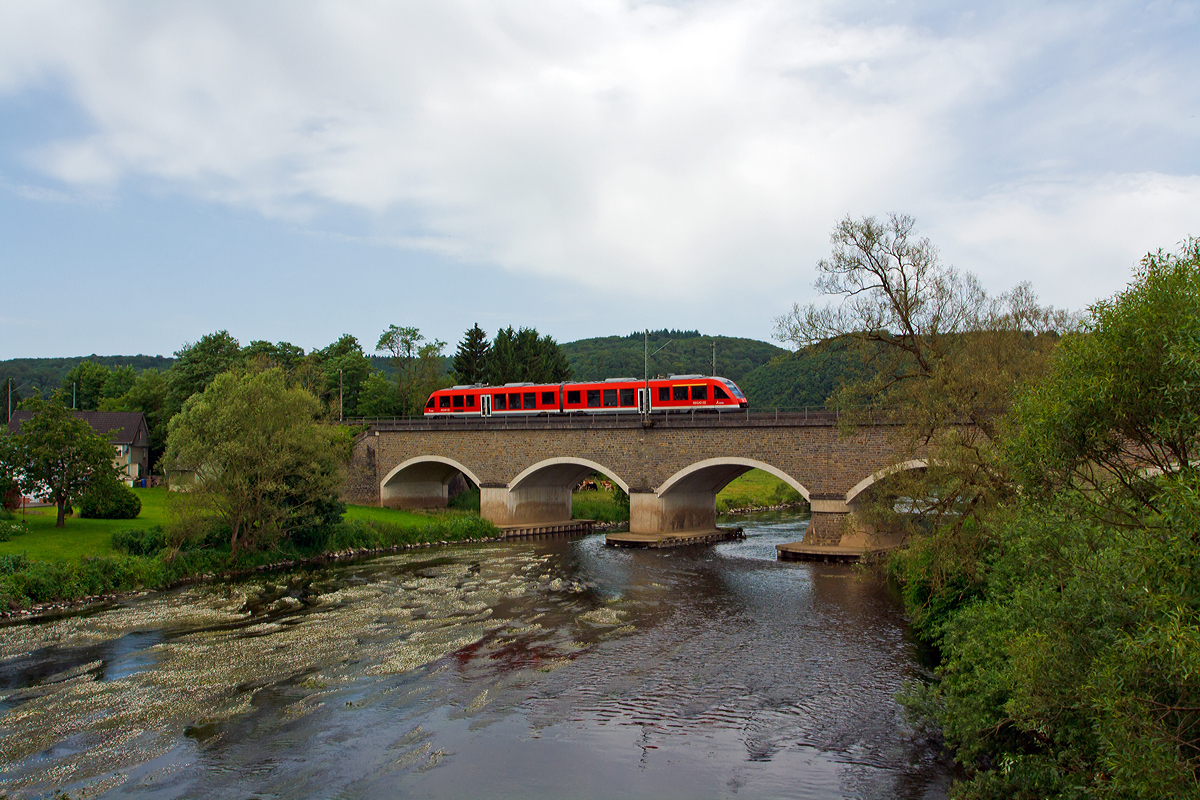 
Ein  Alstom Coradia LINT 41 Dieseltriebwagen der DreiLänderBahn als RB 95  Sieg-Dill-Bahn  (Dillenburg-Siegen-Au/Sieg), hier am 10.06.2014 überquert er bei Fürthen die Sieg und errecit gleich seine Endstation  Au/Sieg.