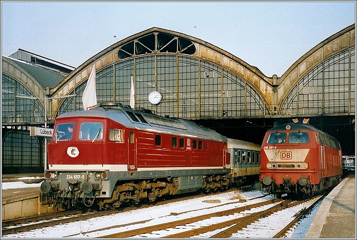 Ein altes Bild, dass mir aber gut gefällt und vielleicht auch den andern Betrachten von  Hellertalbahn : die 234 657-5 verlässt mit einem IR Lübeck, während die DB 218 261-6 wartet.
14.01.1996