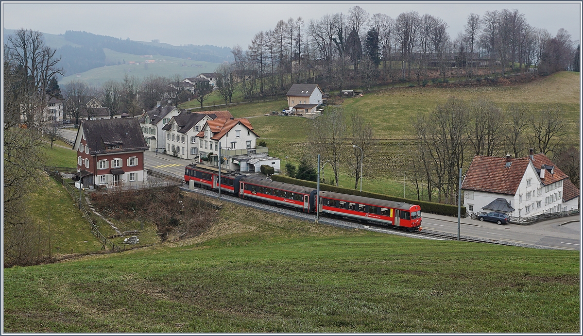 Ein Appenzeller Bahn Zug auf dem Weg nach St.Gallen bei Niederteufen, bei schönem Wetter, so habe ich mir sagen lassen, wäre im Hintergrund der Säntis zu sehen.
17. März 2018