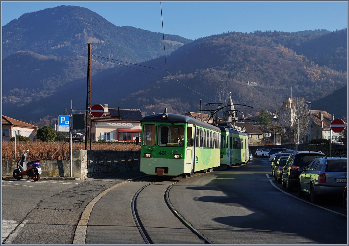 Ein ASD Regionalzug hat Aigle erreicht und fährt nun als  Strassenbahn  zum Bahnhof. 

14. Dez. 2016