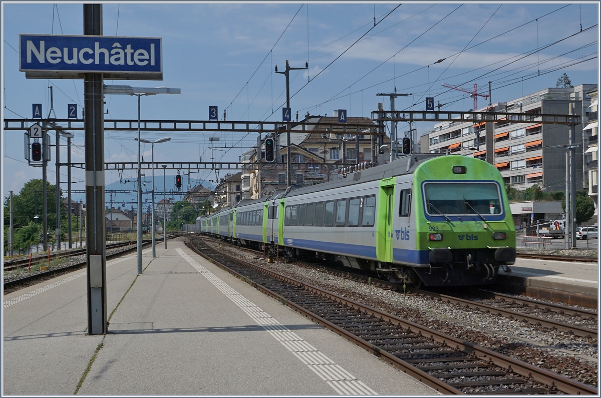 Ein aus EW III formierter BLS RE von Bern nach La Chaux-de-Fonds verlässt Neuchâtel. 

10. August 2020