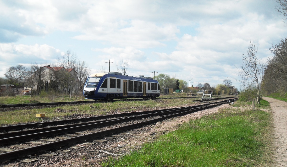 Ein aus Halle (Saale) kommender HarzElbeExpress, ein Lint27-Triebwagen der BR VT648 f�hrt am 18.04.2015 gerade in den Bahnhof Nauendorf ein.