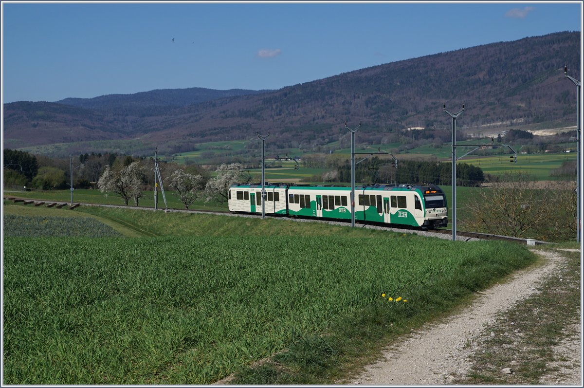 Ein aus zwei BAM Be 4/4 SURF und Mittelwagen gestehender Regionalzug kurz vor Ballens.
10. April 2017