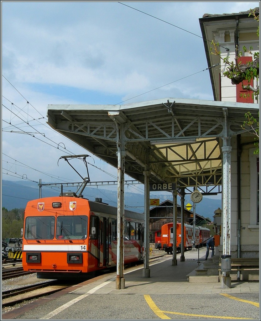 Ein  Bahnsteig-Bild  aus Orb: der Be 2/2 14 wartet auf seine Abfahrt nach Chavonray.
26. April 2006