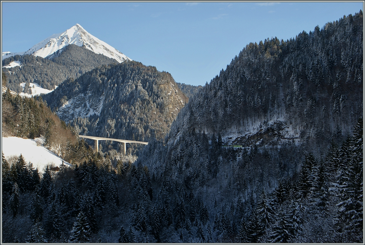 Ein Bahnsuchbild für Fortgeschrittene.
Oder die kleine ADS auf dem Weg nach Les Diablerets. 
Aufnahemstandort bei Le Sepey, den 25. Jan. 2014