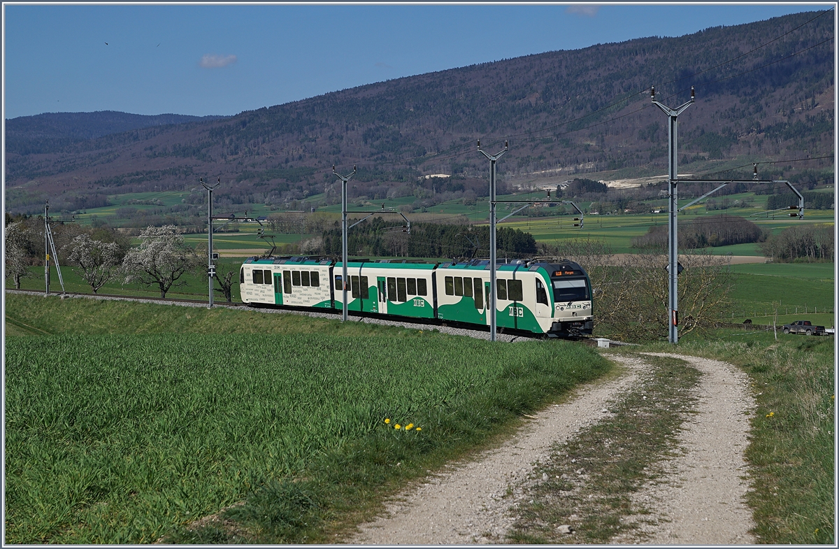Ein BAM MBC Regionalzug von Bière nach Morges unterwegs erreicht Ballens.

10. April 2017