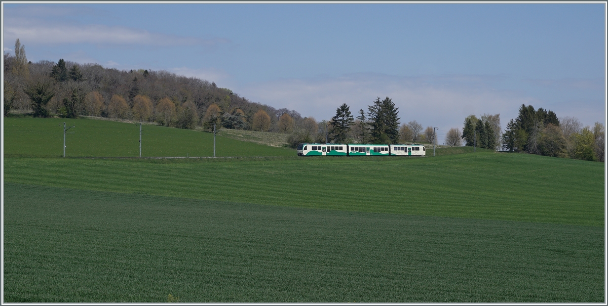 Ein BAM Regionalzug von Bière nach Morges erreicht in Kürze Yens. 

20. April 2021