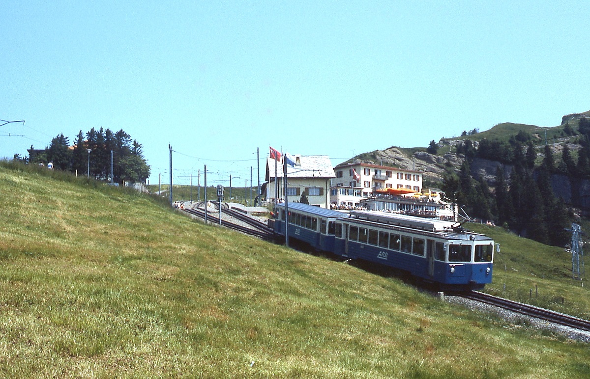 Ein BDeh 2/4 der Arth-Rigi-Bahn fährt im Juli 1983 in die Station Rigi Staffel ein, links ist die Strecke der Vitznau-Rigi-Bahn erkennbar