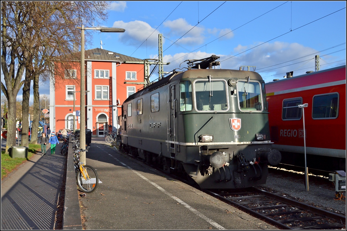 Ein besonderer Gast in Singen (Htw). Re 4/4 II 11161 im grünen Ursprungsfarbkleid wartet auf IC 187 aus Stuttgart. November 2013.