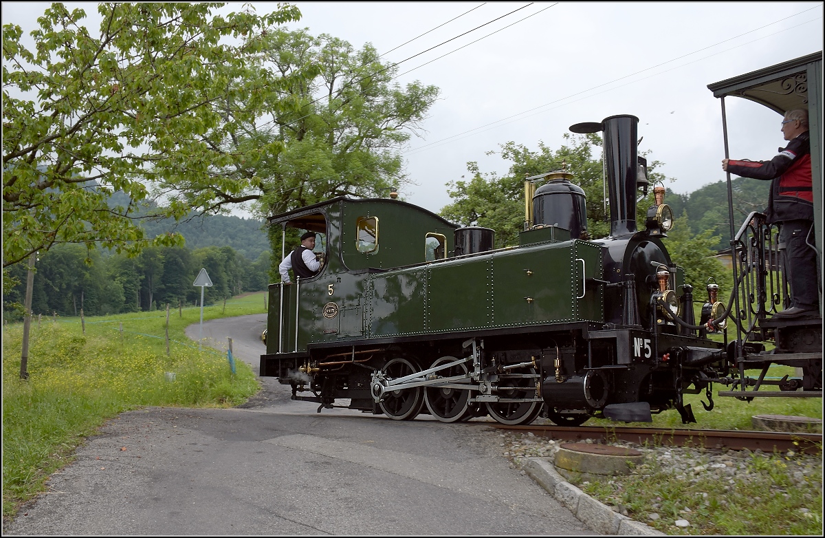 Ein besonderer Oldtimer ist die mittlerweile 127-jährige G 3/3 5 der Lausanne-Echallens-Bercher-Bahn. Nach zwischenzeitlichem Exil beim Staumauerbau und später in Österreich, ist die kleine Lok 1973 in den Besitz der Museumsbahn Blonay-Chamby gekommen. Von 1985-2005 dort in Betrieb, ist sie nun neuerlich  aufgearbeitet und macht eine richtig gute Figur bei der Vorbeifahrt am Haltepunkt Cornaux. Juni 2017.