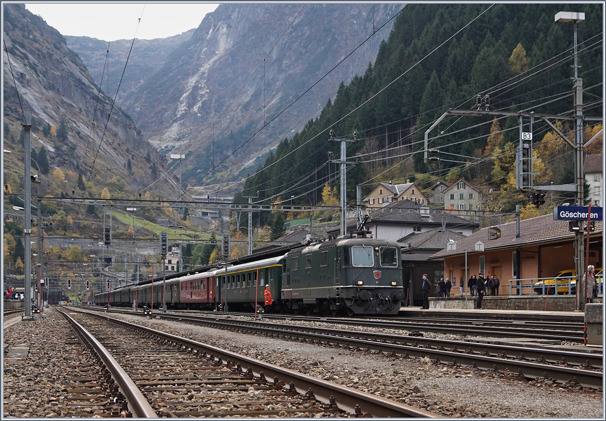 Ein Bild welches vor gut zwanzg-dreissig Jahren hätte entstanden sein können: die Re 4/4 II 11161 wartet mit einem Gotthardschnellzug in Göschenen auf die Abfahrt Richtung Luzern oder Zürich. In Wirklichkeit brachte die Re 4/4 II 11161 einen Fotografenzug in Parlellfahrt mit dem  Elefanten-Zug  nach Göschenen und ist nun dabei, für die Weiterfahrt, das nötige Manöver vorzunehmen.

21. Oktober 2017

 