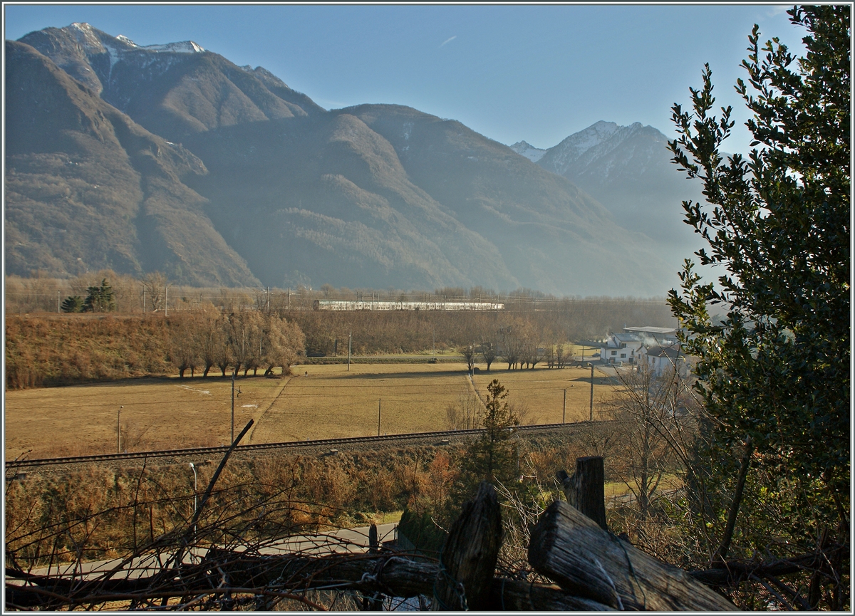 Ein Bild, welches weniger den Zug, als die Winterstimmung wieder geben soll...
bei Domodossola, den 17. Dez. 2013