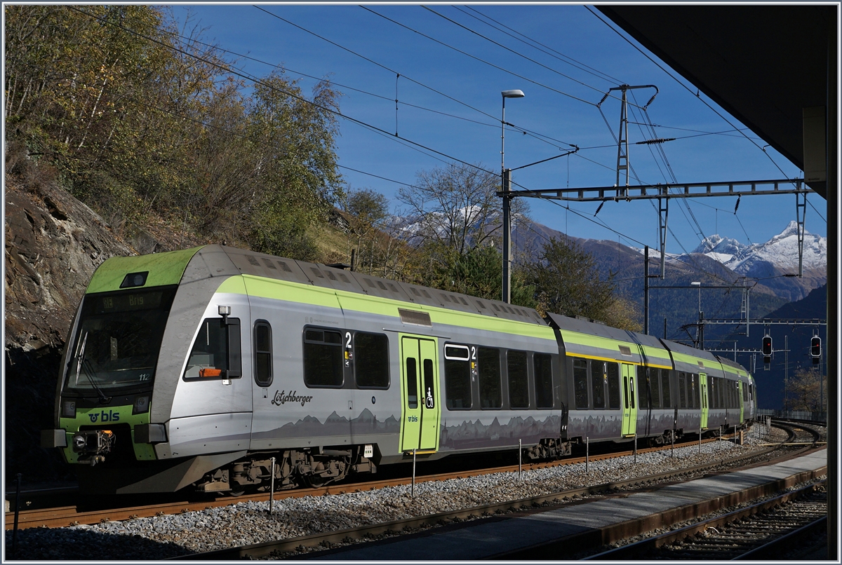 Ein Bildfüllender BLS Lötschberger: Der RABe 535 102 erreicht von Bern kommend den Bahnhof Lalden.
27. Okt. 2017
