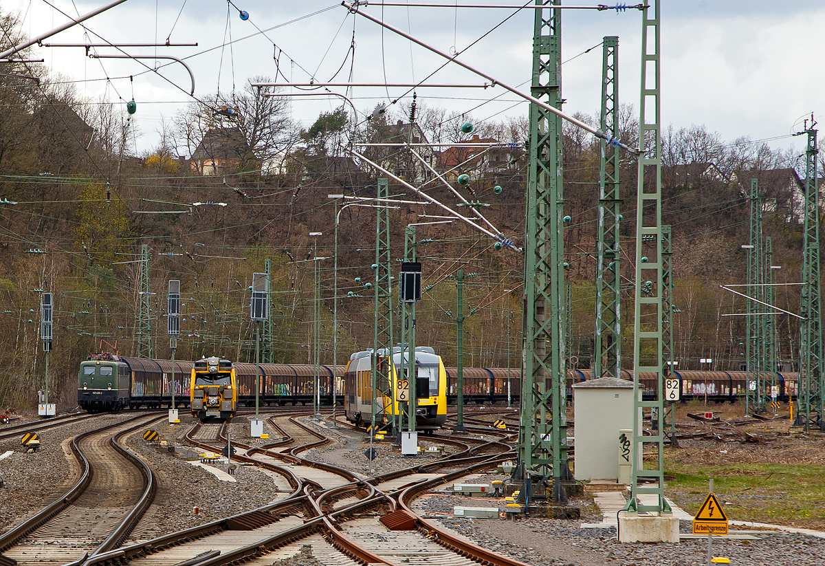 Ein Blick am 15.04.2021 vom Bahnhof Betzdorf (Sieg) zum Rangierbahnhof (Rbf), von links nach rechts:
Die 140 438-3 (91 80 6140 438-3 D-BYB) der BayernBahn GmbH fährt, mit dem sogenannten  Henkelzug   in Richtung Siegen.
Im Rbf muss der Lichtraummesszug (LIMEZ III) 719 045-7 / 719 046-5 (99 80 9160 001-0 D-DB / 99 80 9160 002-8 D-DB), ex DB 614 045-3  / DB 614 046-5, der DB Netz AG (Netzinstandhaltung Fahrwegmessung), den Regelverkehr abwarten, bevor er seine Fahrt auf der Hellertalbahn (KBS 462) via Herdorf in Richtung Dillenburg fortsetzen kann.
Recht steht ein LINT 41 (BR 648) der HLB (Hessische Landesbahn GmbH).