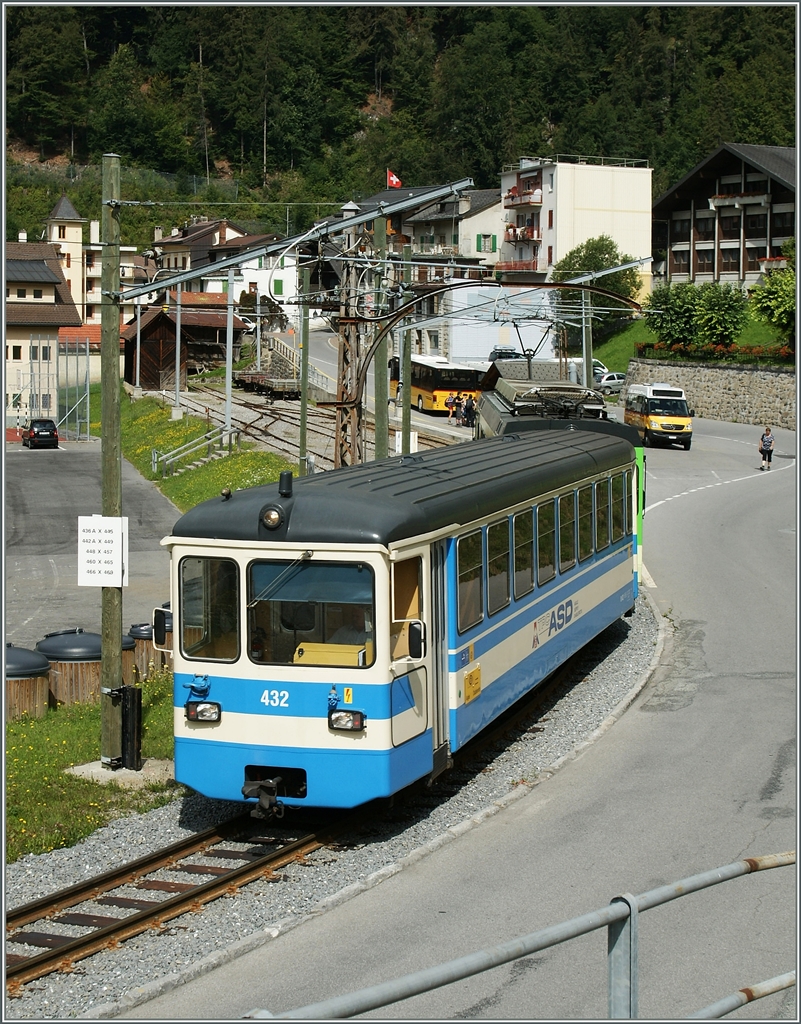 Ein Blick auf den alten Bahnhof von Le Sépey; links im Bild eine Tafel, welche alle Zugskreuzungen im Bahnhof zusammenfast.
5. Aug. 2011