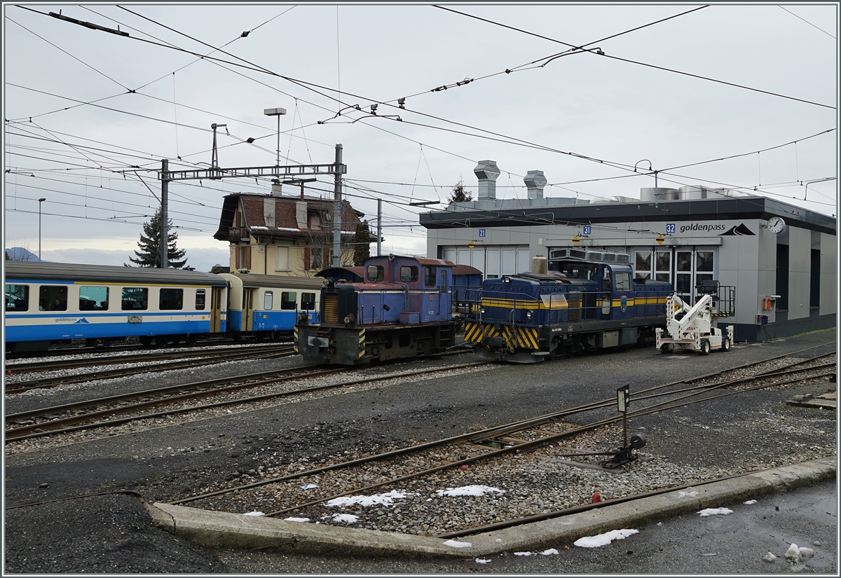 Ein Blick auf des Werk Chernex: Neben der Gm 4/4 2003 steht eine weiter, kleiner Diesellok, die als V 121 beschriftet ist. 4. Feb. 2016
Hinweis: Das Bild entstand vom Bahnübergang aus;