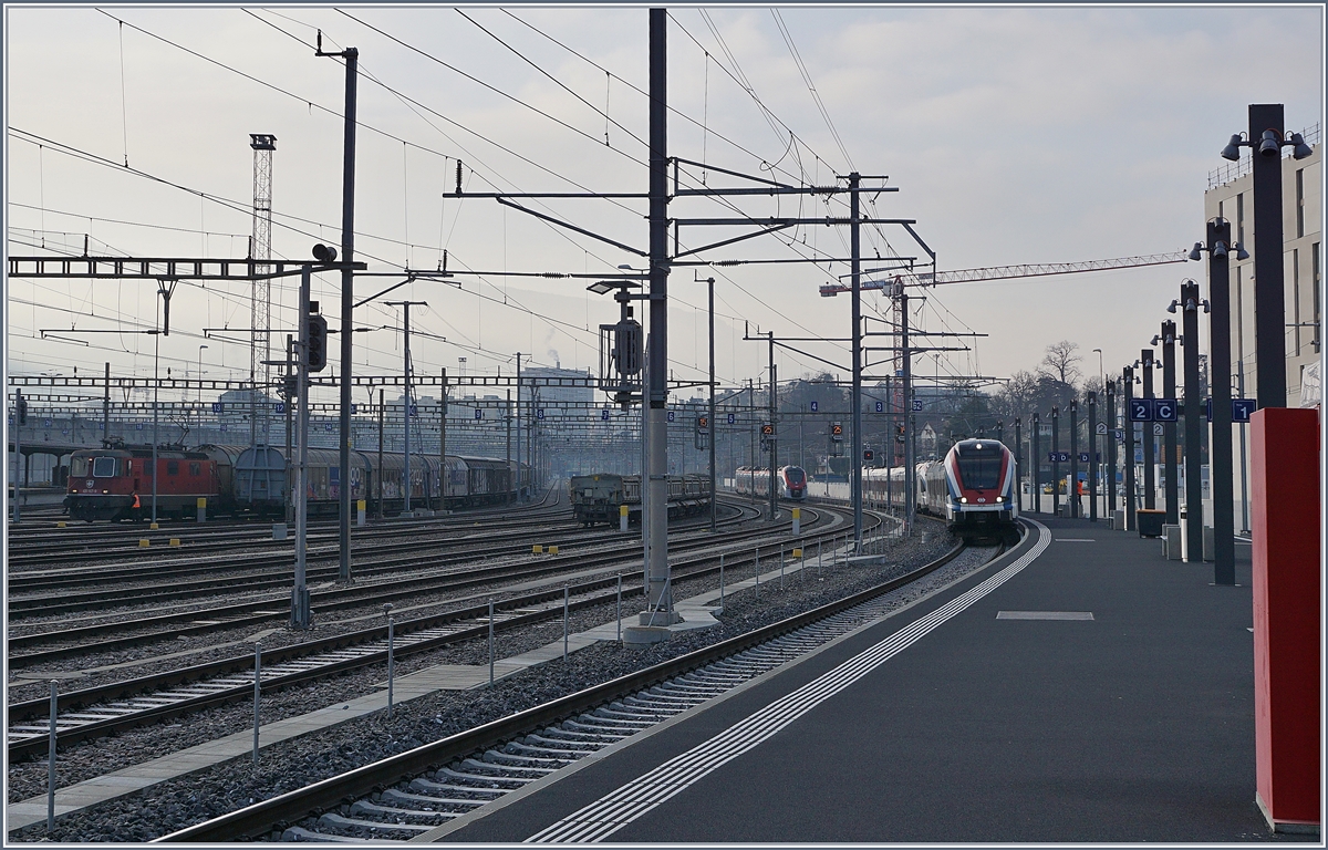 Ein Blick vom Bahnstieg in Lancy Pont Rouge auf den Güaer- und Rangierbahnhof Genève La Praille sowie eine ankommenden  Léman Express. Zudem ist im Hintergrund ein abgestelleter SNCF Z 31500 zu erkennen. 


21. Jan. 2020