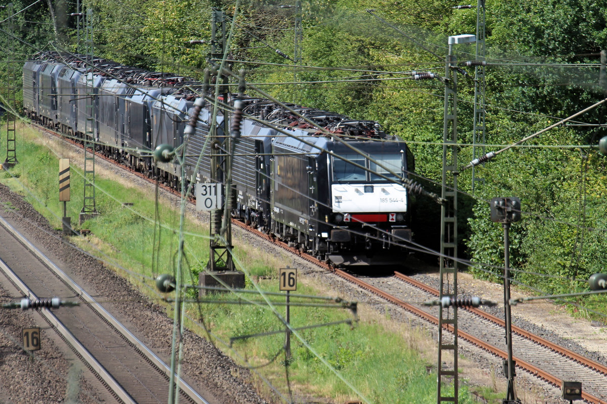 Ein Blick durch die Oberleitung auf zehn MRCE Lokomotiven, die im Tostedter Bahnhof abgestellt sind. Datum: 22.08.2020