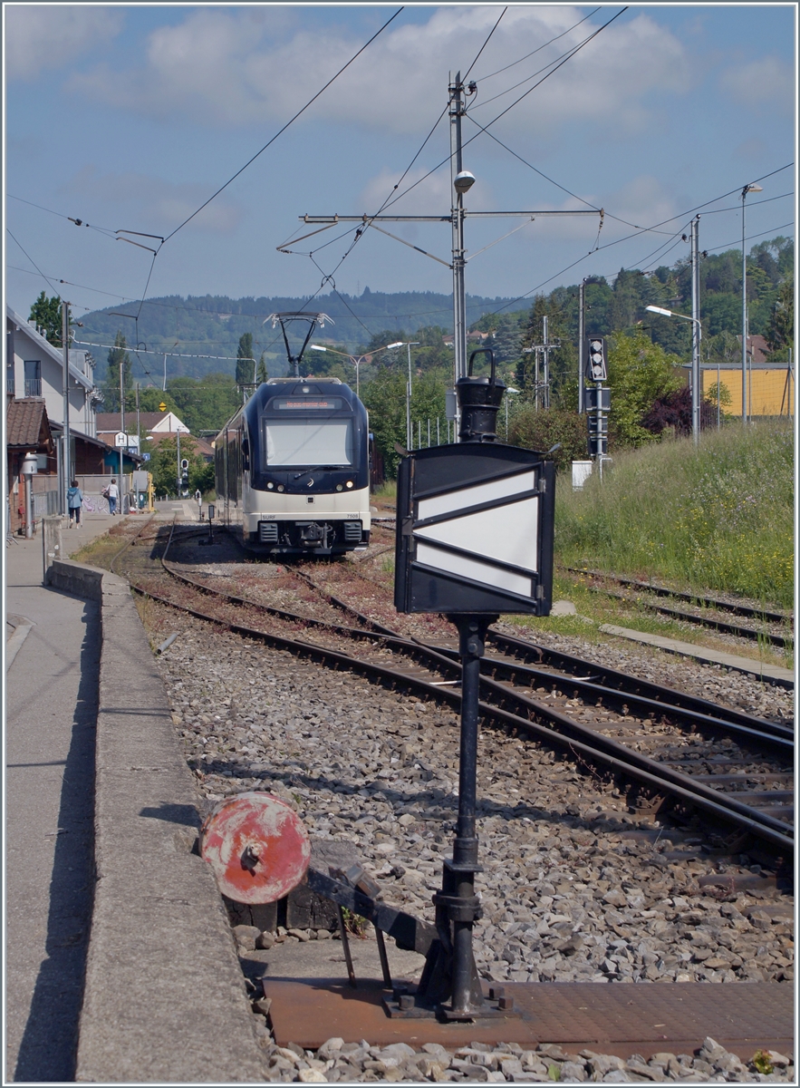 Ein Blick von der Einfahrweiche Seite Chamby auf den Bahnhof von Blonay mit dem im Hintergrund auf den nächsten Einsatz wartenden CEV MVR ABeh 2/6 7508. Der im Vordergrund zu sehende Teil wird hauptsächlich von der Museumsbahn Blonay- Chamby genutzt, was auch die Form der Weichenlaterne erklärt. 

26. Mai 2023
  