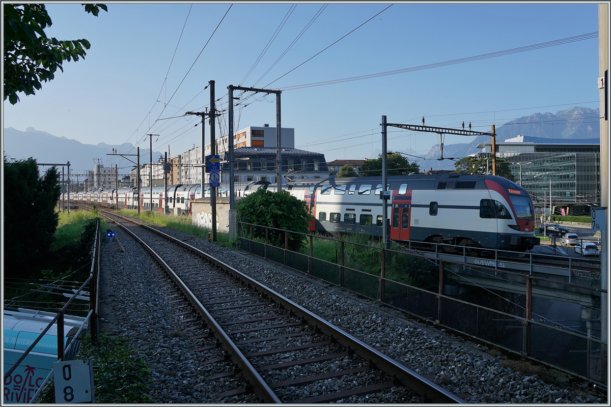 Ein Blick von der Haltestelle Vevey Funi auf den westliche Bahnhofsbereich von Vevey mit einem ausfahrenden RABe 511.

20 Juli 2021