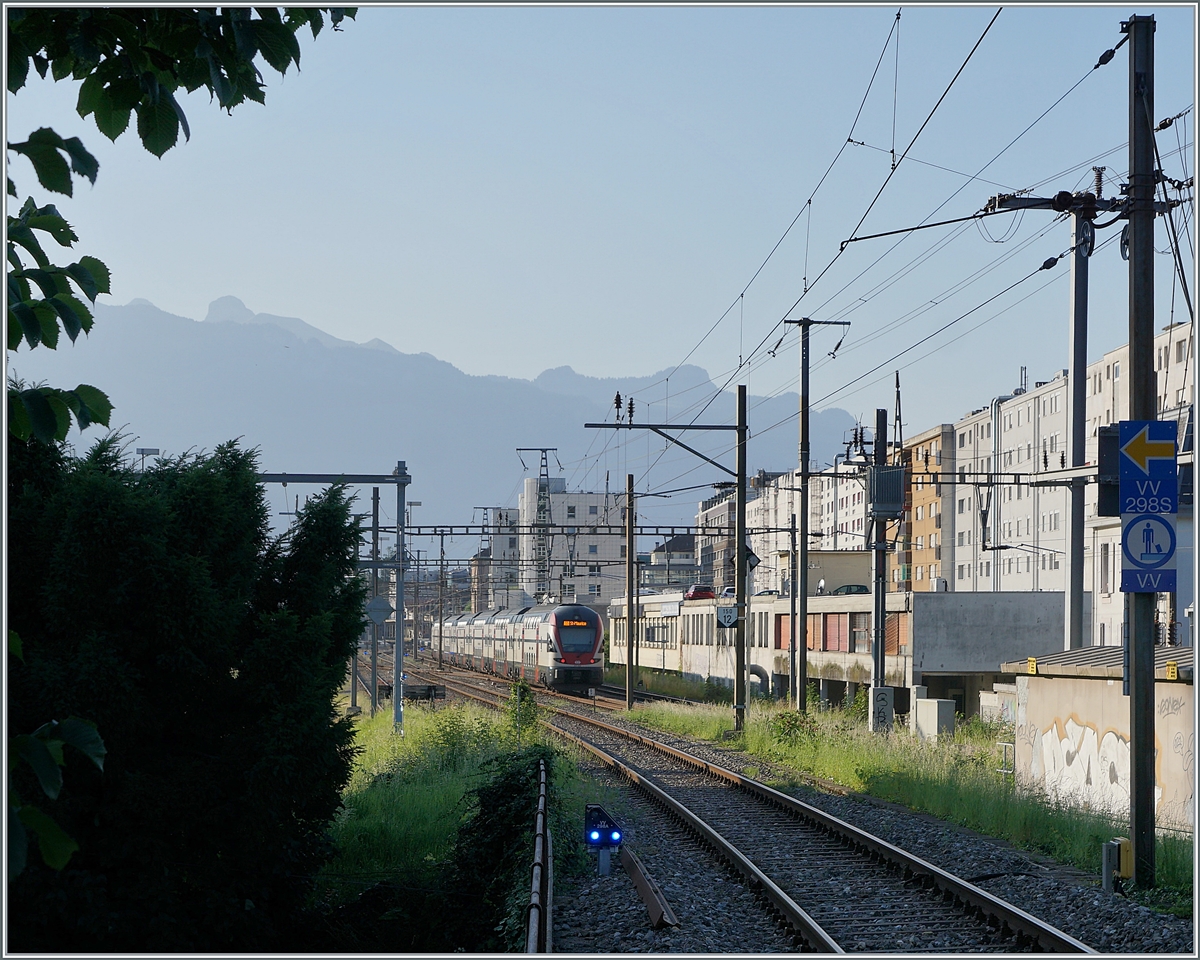 Ein Blick von der Haltestelle Vevey Funi auf den westliche Bahnhofsbereich von Vevey mit einem ausfahrenden RABe 511. 

20 Juli 2021