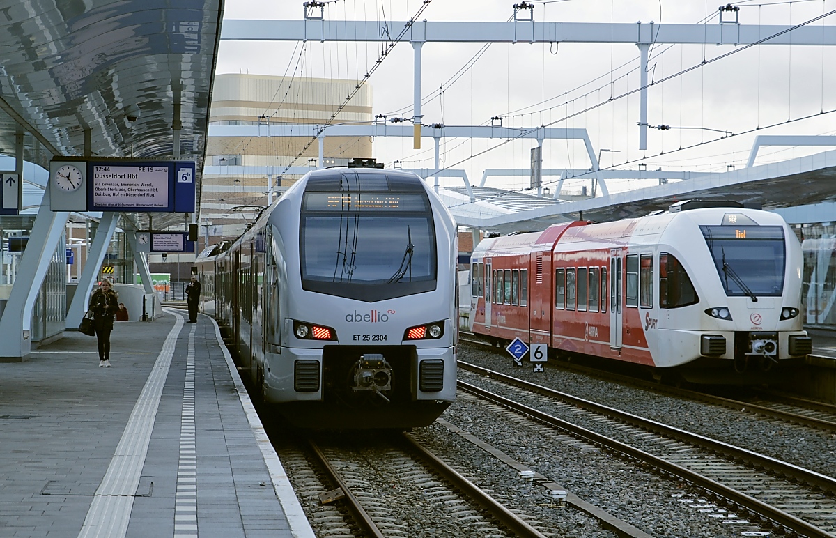 Ein Blick ins Nachbarland mit einem Flirt 3 der Baureihe 2429: ET 25 2304 von Abellio als RE 19 Rhein-Ijssel-Express von Arnhem Centraal nach Düsseldorf Hbf. am 02.01.2018, daneben ein GTW 2/6 von Arriva