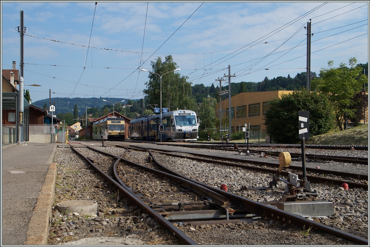 Ein Blick über den Bahnhof von Blonay mit eine CEV GTW 2/6 nach Vevey und dem  Train des Etoiles nach Les Pleiades.
25. Mai 2015