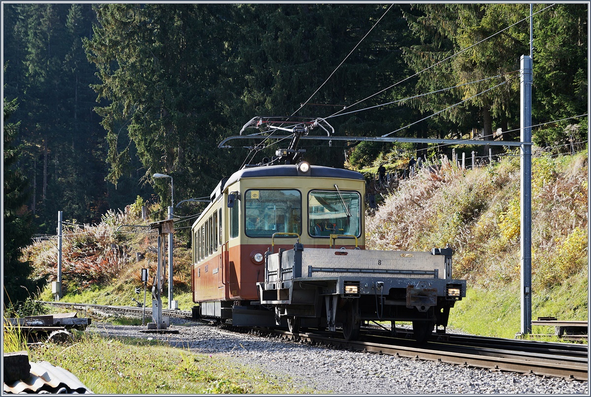 Ein BLM Zug mit einem Be 4/4 und einem Vorstellwagen erreicht sein Ziel Gütschalp. 

16. Oktober 2018