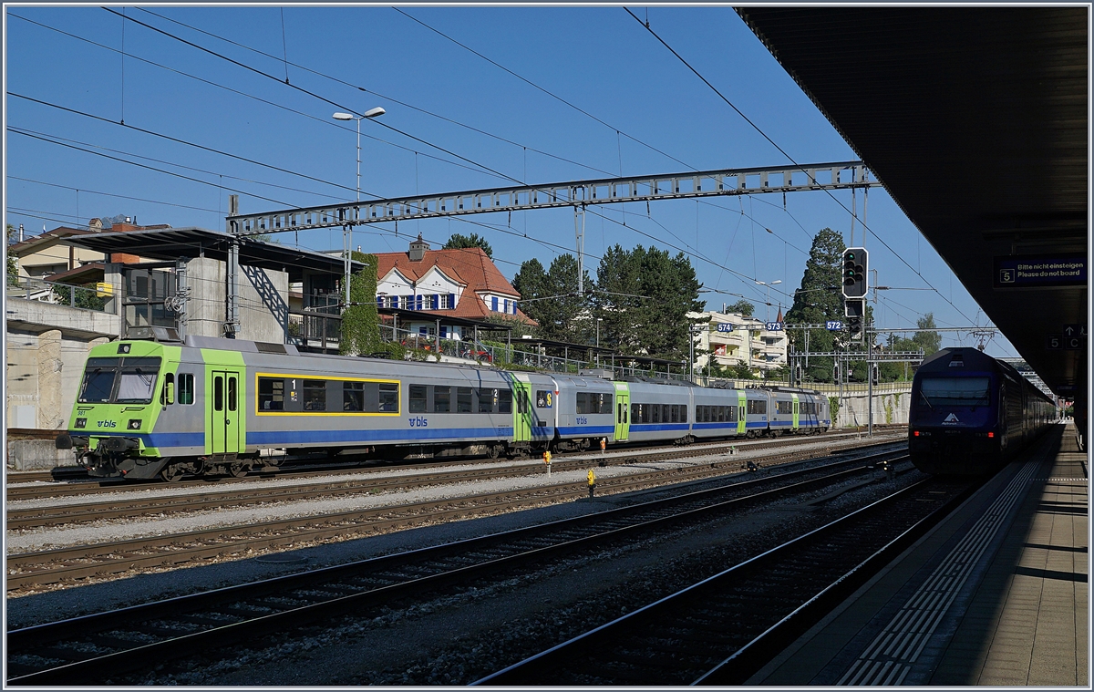 Ein BLS Pendelzug bei der Wochenendruhe in Spiez.
30. Juni 2018