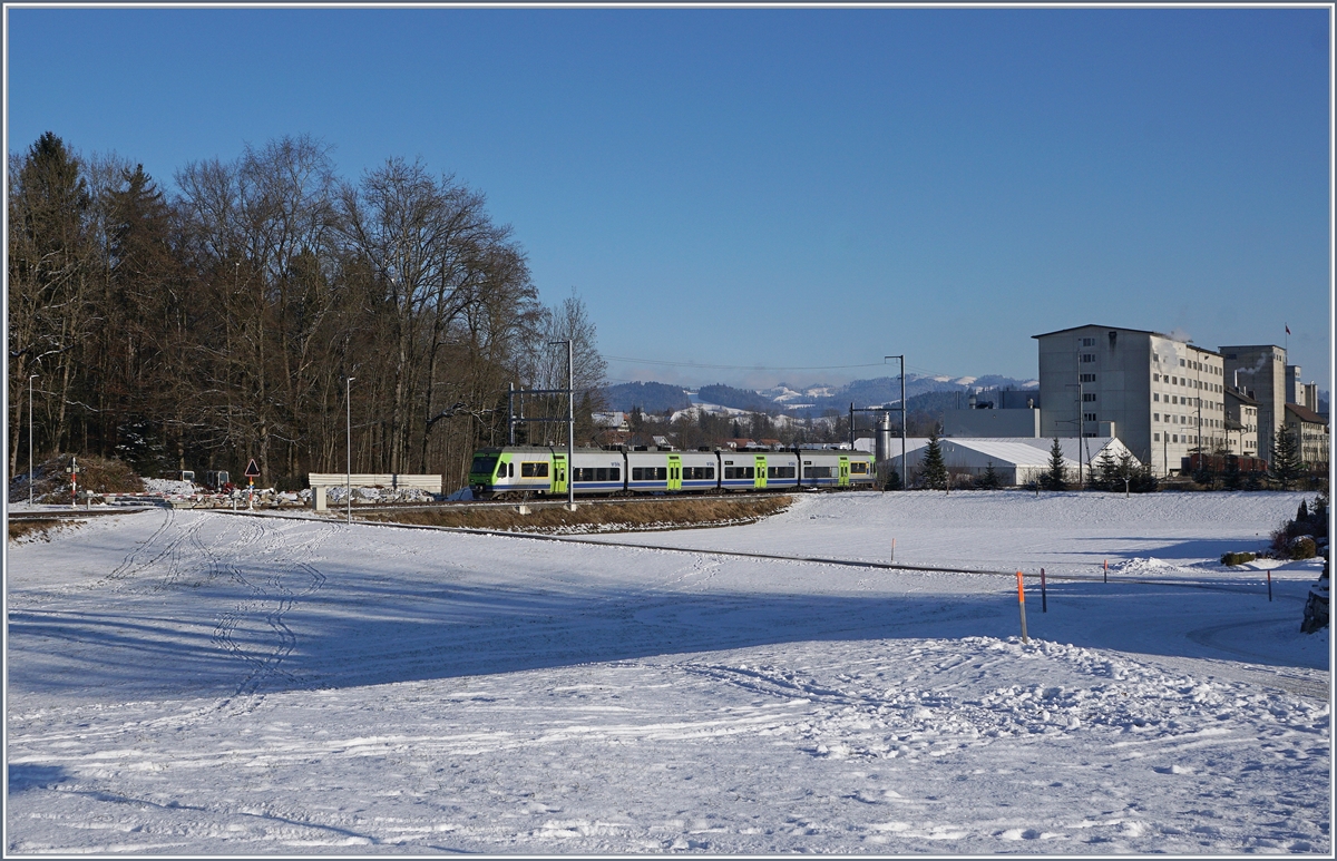 Ein BLS RABe 525  NINA  ist bei Goldbach Lützelflüh unterwegs.
6. Jan. 2017