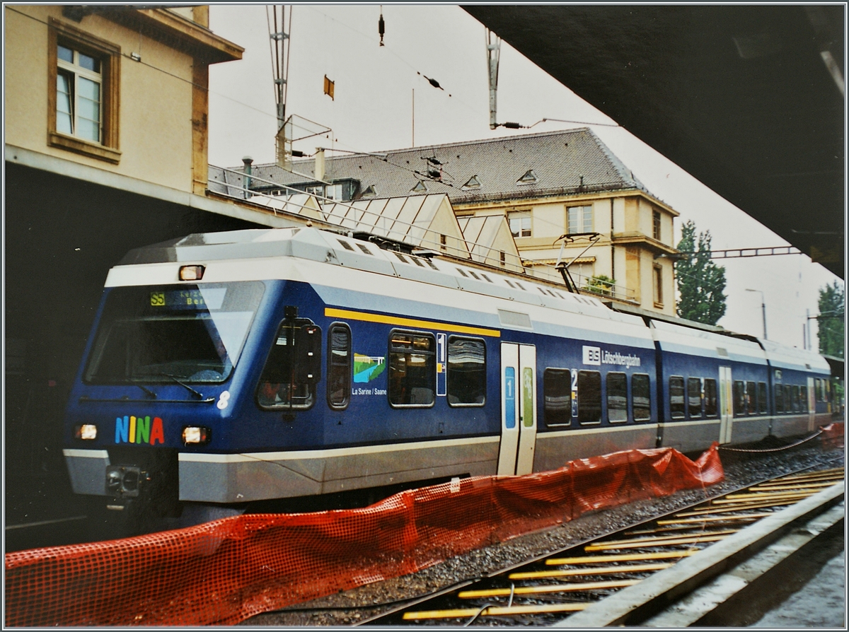 Ein BLS RABe 525 in seiner eher ungewohnten Ursprungsfarbgebung  BLS-Blau  wartet in Neuchâtel auf die Abfahrt nach Bern. 

Analog Bild vom Juni 2000